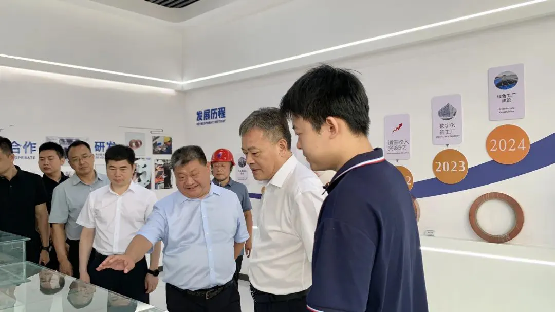 Chu Guojian, deputy mayor of Luoyang City and director of the Municipal Public Security Bureau, visited Dongli Company for investigation